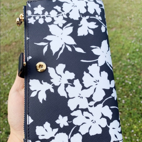 ‼️SALE‼️ 👛💕-Michael Kors Phone Wristlet Floral - Picture 5 of 5